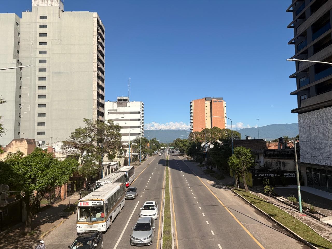 Tucumán sorprende con una mañana soleada y montañas nevadas