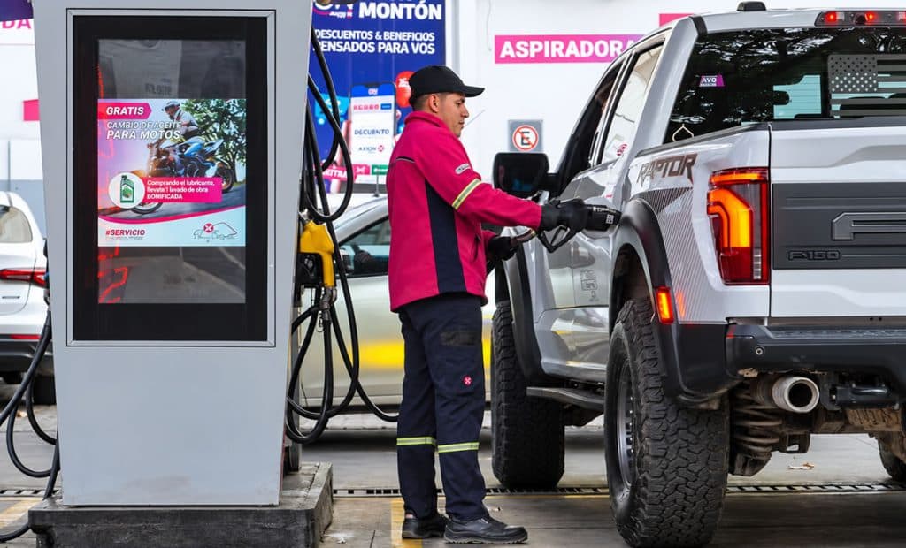 Tras siete meses de retroceso, repuntan las ventas en surtidores; la nafta Súper aún no recupera