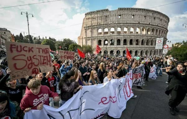 Italia: cargas policiales y cañones de agua en una huelga masiva contra el gobierno de Meloni