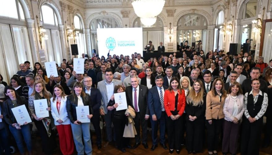 Casa de Gobierno: 120 familias reciben la escritura y la provincia ya superó las 5.480 titulaciones