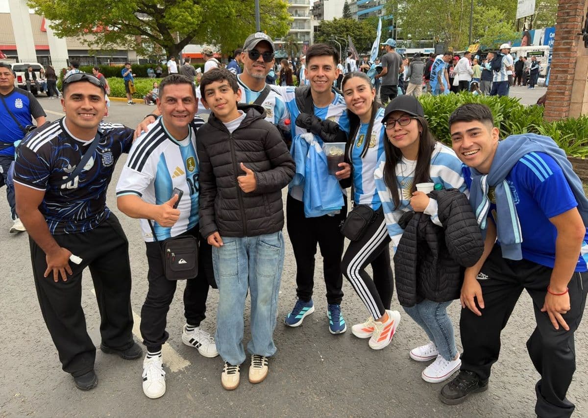 Hincha tucumana supera 1.200 km y un cambio de ómnibus para estar en la despedida de Messi