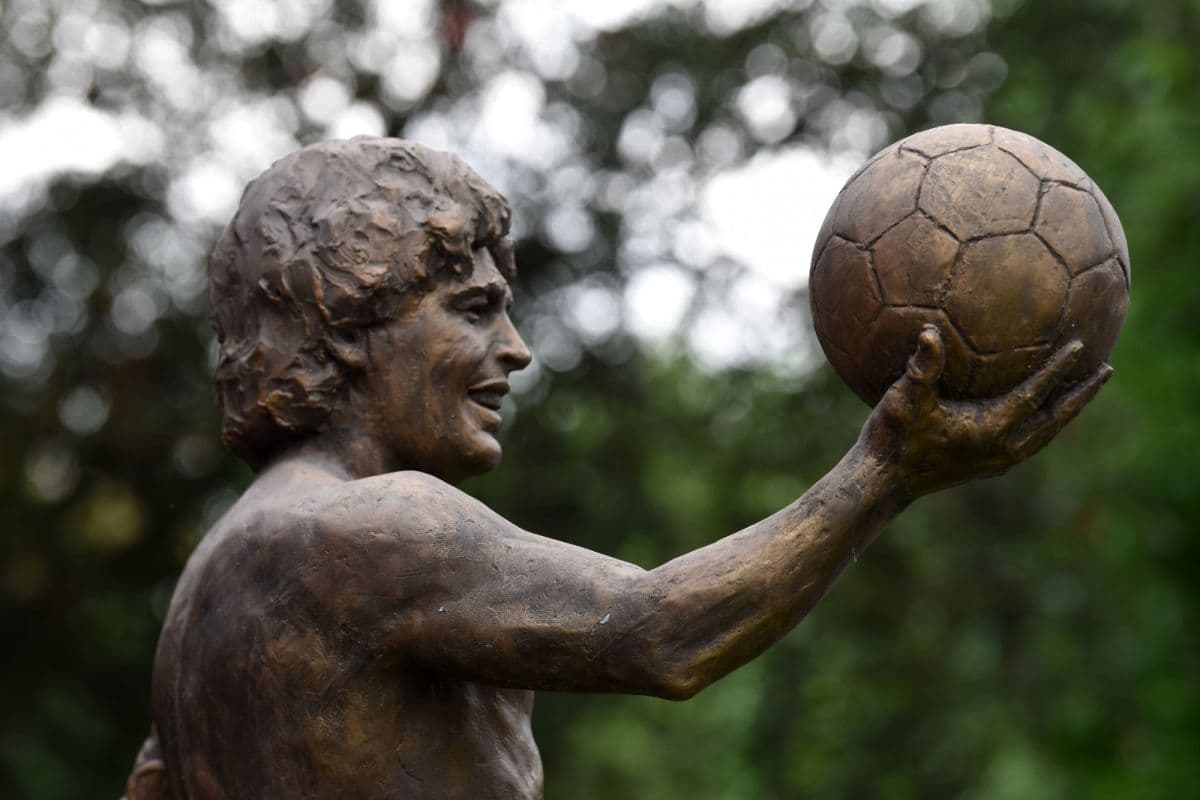 Maradona en el jardín de un chalet de Yerba Buena: el homenaje vecinal que no deja de crecer