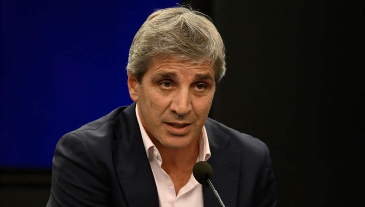 Caputo resalta la mejora interanual después de que el Indec confirmara más pobreza e indigencia en el primer semestre de
